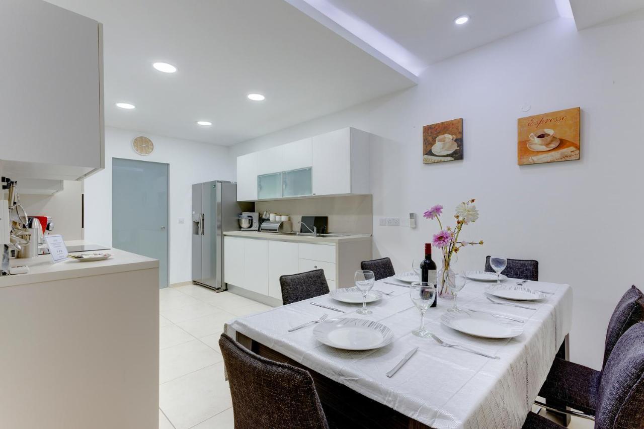 Luxury Apt W/ Side Seaviews And Pool, Top Location Sliema Kültér fotó