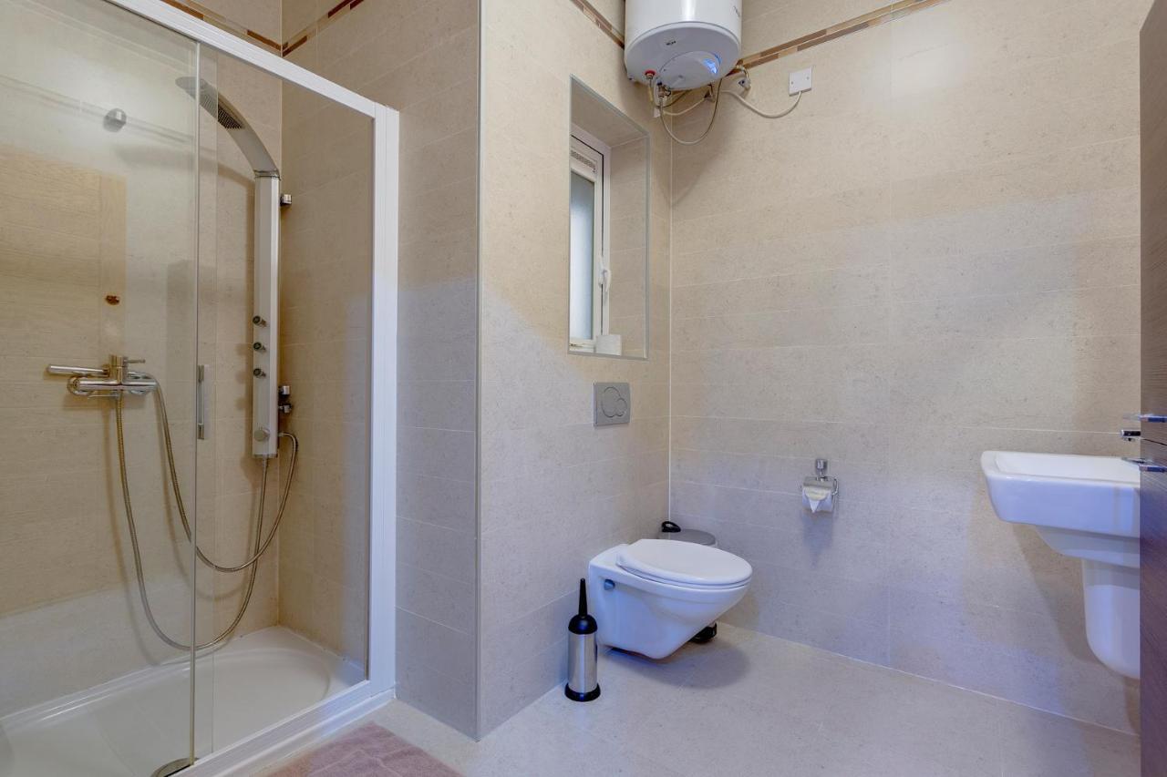 Luxury Apt W/ Side Seaviews And Pool, Top Location Sliema Kültér fotó