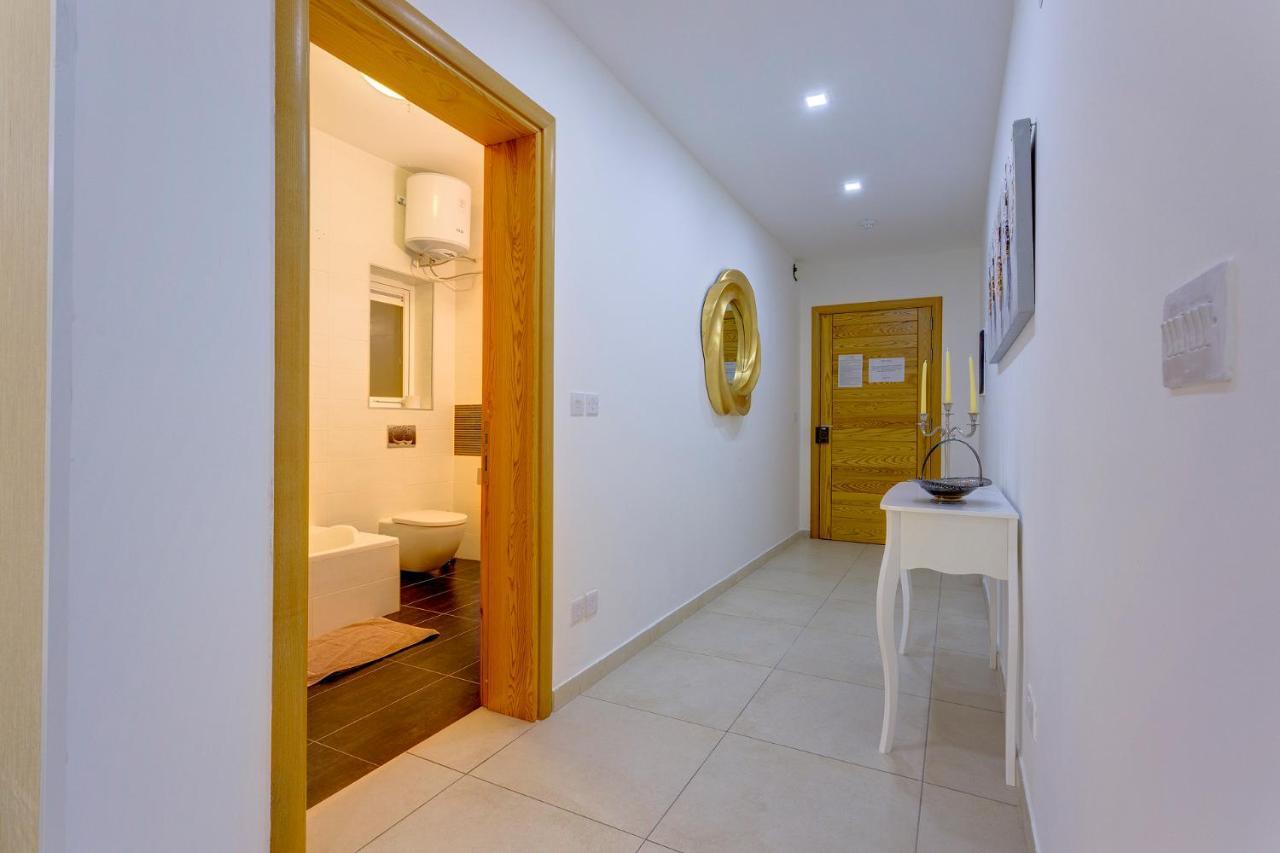 Luxury Apt W/ Side Seaviews And Pool, Top Location Sliema Kültér fotó