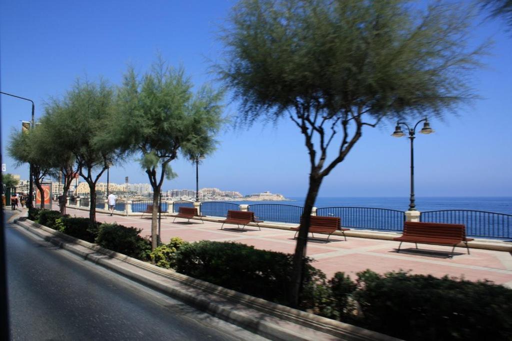 Luxury Apt W/ Side Seaviews And Pool, Top Location Sliema Kültér fotó