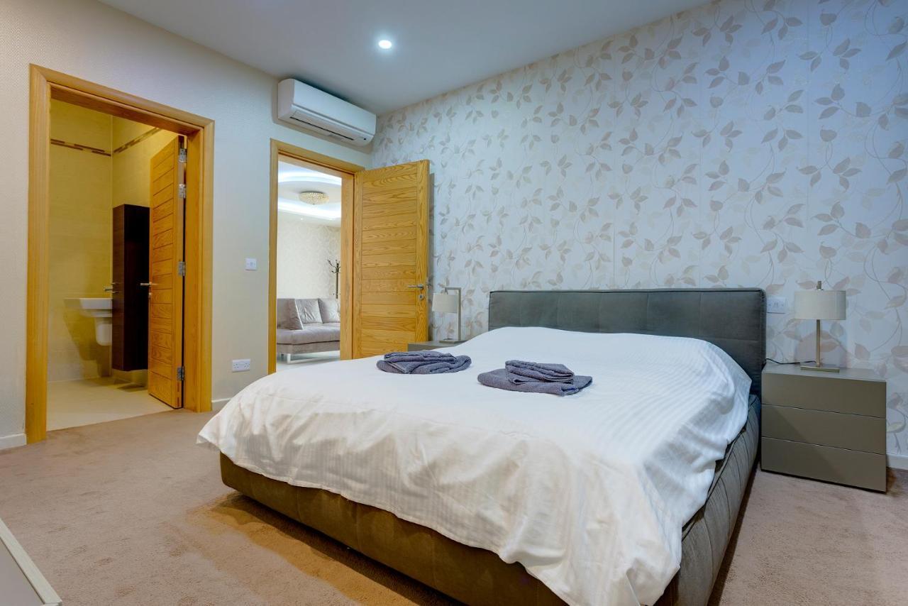 Luxury Apt W/ Side Seaviews And Pool, Top Location Sliema Kültér fotó