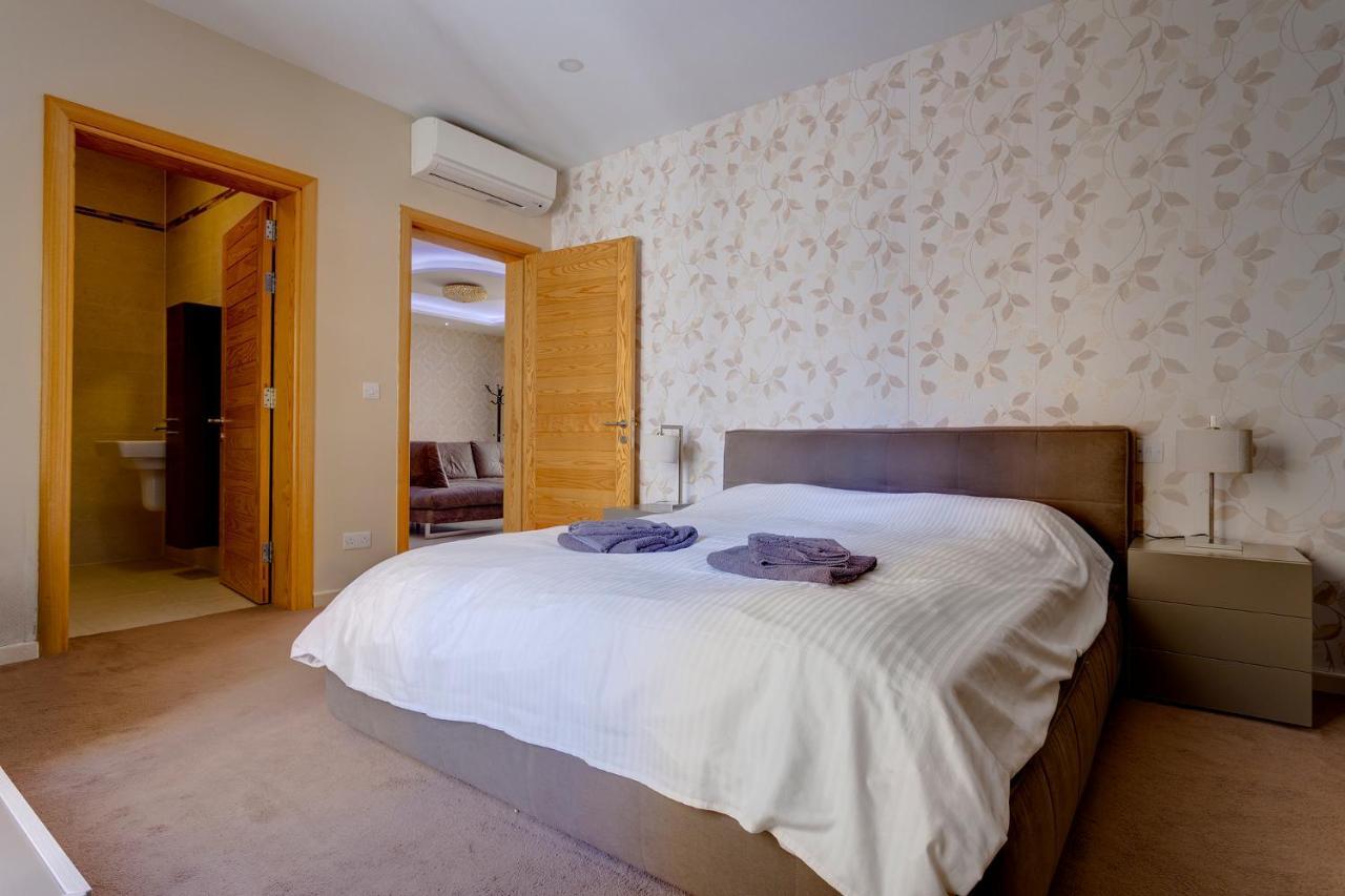 Luxury Apt W/ Side Seaviews And Pool, Top Location Sliema Kültér fotó