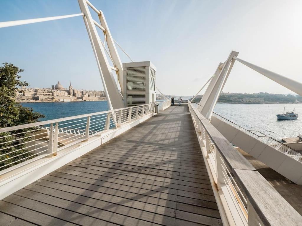 Luxury Apt W/ Side Seaviews And Pool, Top Location Sliema Kültér fotó